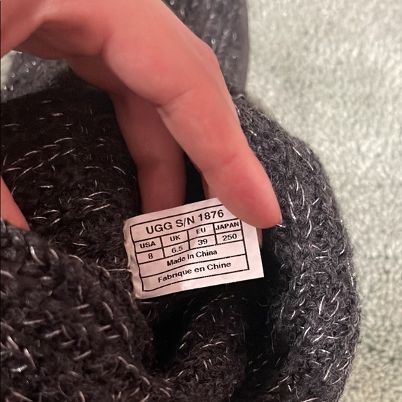 Cardi UGGs - Picture 2 of 5